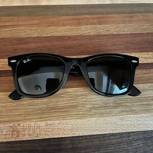 🕶️WELL LOVED Women’s Ray-Ban Wayfarer Black Sunglasses🕶️